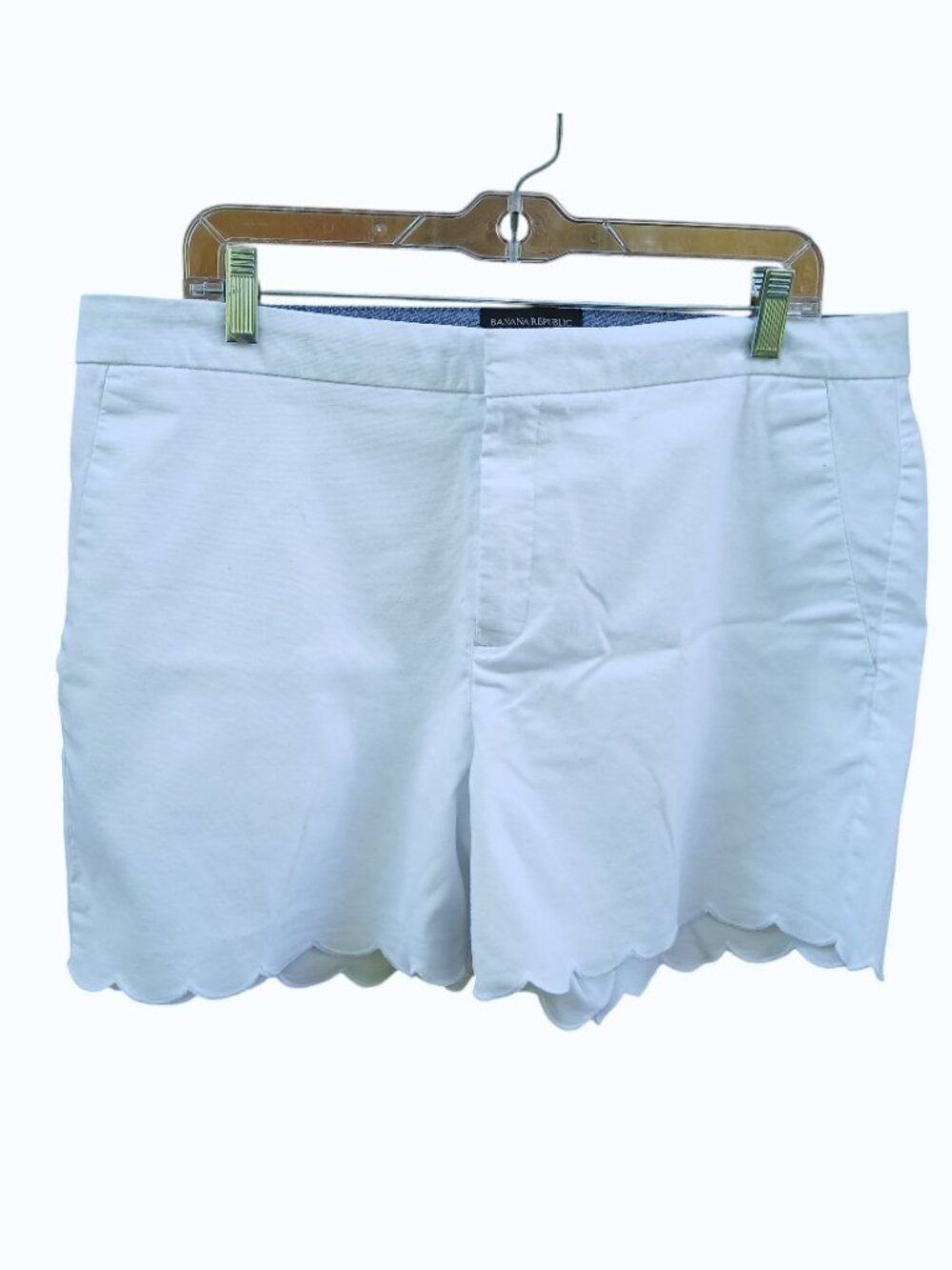 BANANA REPUBLIC White Scalloped Hem Shorts -Like New - Picture 2 of 6